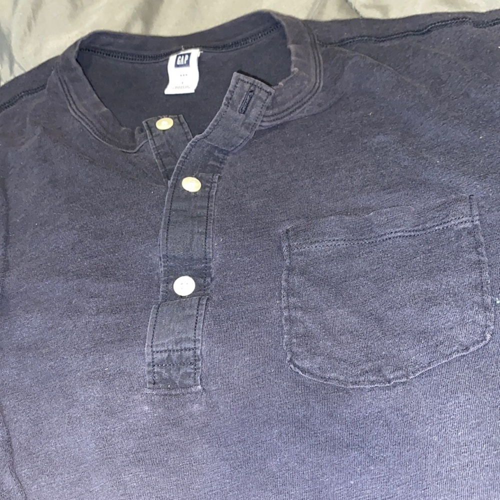 Men’s navy GAP shirt